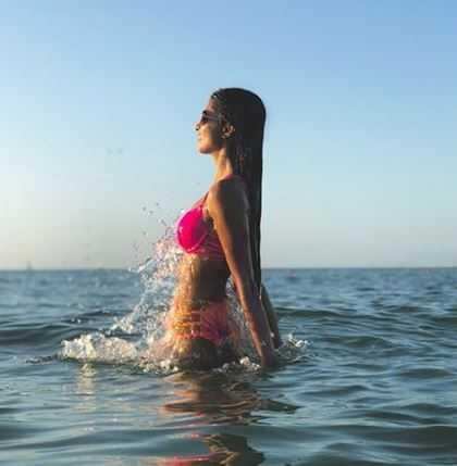 பிகினி உடையில் பிரபல நடிகரின் மகள்! வாய்ப்புக்காக இப்படியெல்லாமா போஸ் கொடுப்பாங்க!?