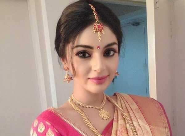 சனம் ஷெட்டிக்கு கல்யாணம் ஆயிடிச்சா? - நெற்றியில் குங்குமத்துடன் ஃபோட்டோ!