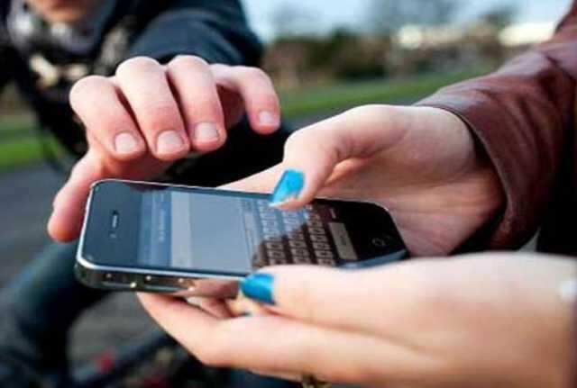 வாக்கிங் போன அமைச்சரிடம் செல்போன் பறிப்பு!! வலை வீசித் தேடி போலீசார்!!