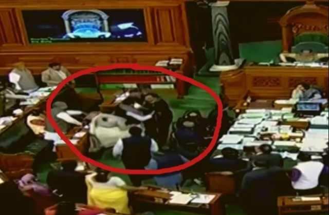 மத்திய அமைச்சரை தாக்க முயன்ற தமிழக எம்.பி.? மக்களவையில் பரபரப்பு!!