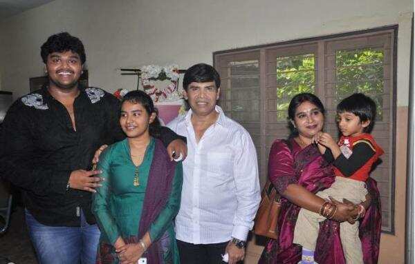 நடிகர் ஆனந்தராஜின் தம்பி, விஷம் குடித்து தற்கொலை!!