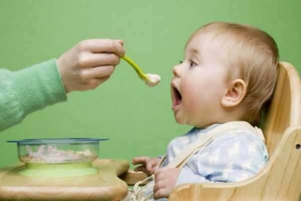 குழந்தைகளுக்கு எப்படி உணவை பழக்கலாம் ?