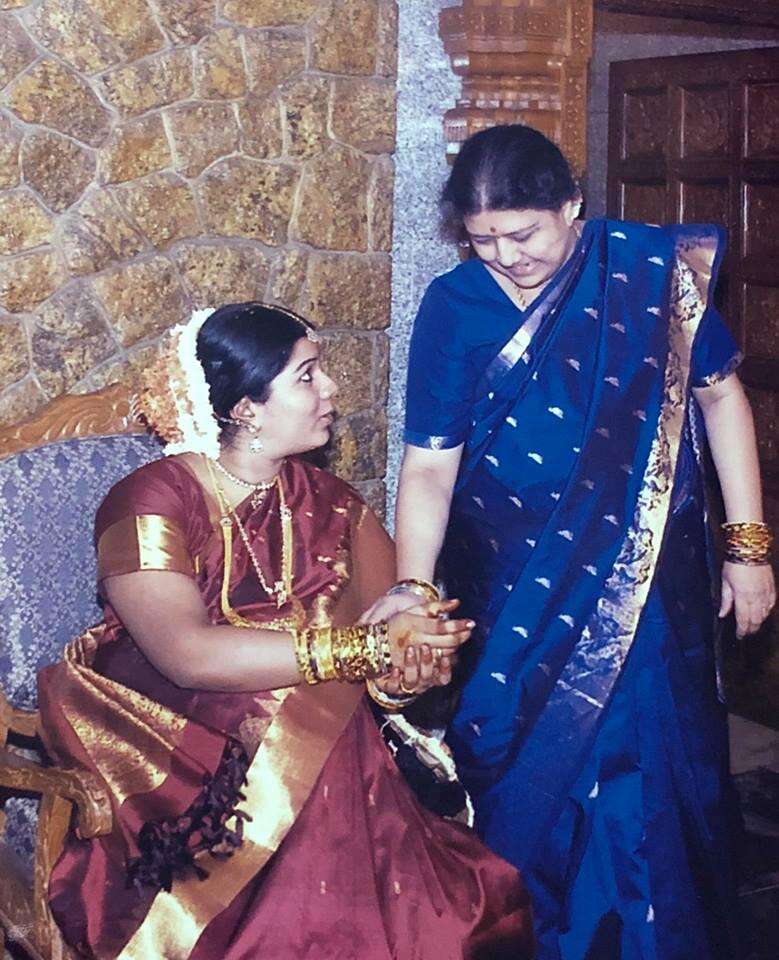 குழந்தைகளை கொஞ்சும் ஜெயலலிதா - புதிய படங்கள்