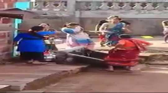 தெருக்குழாயில் தண்ணீர் பிடிக்கும்போது பயங்கரம்.. உருட்டுக்கட்டையை எடுத்து வந்து..!