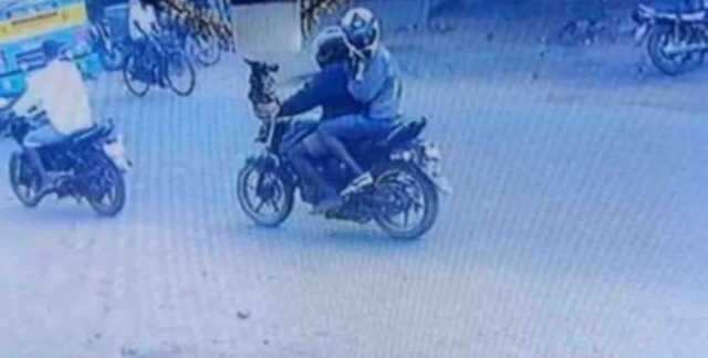 செயின் பறிப்பால் கீழே விழுந்த பெண் - பட்டப்பகலில் நடந்த சம்பவம்