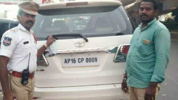 தாறுமாறு நம்பர் பிளேட்டுகளை ஒழிக்க அகிம்சை வழியை நாடும் போக்குவரத்து போலீஸ்..!