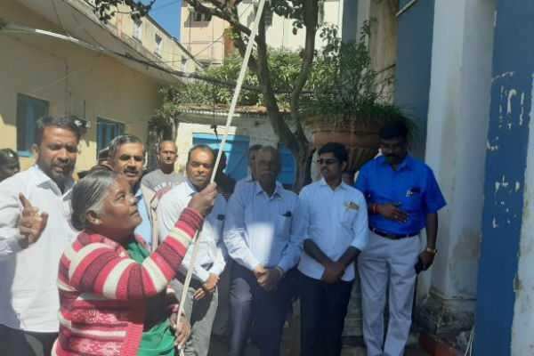 துப்புரவு தொழிலாளி ஏற்றிய தேசிய கொடி! நெகிழ வைக்கும் சம்பவம்