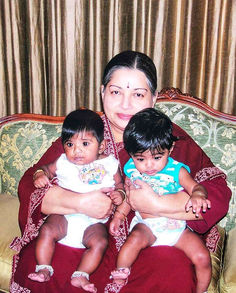 குழந்தைகளை கொஞ்சும் ஜெயலலிதா - புதிய படங்கள்