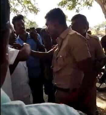 போதையில் தகராறு! போலீசாரை அடித்து உதைத்த பொதுமக்கள்!