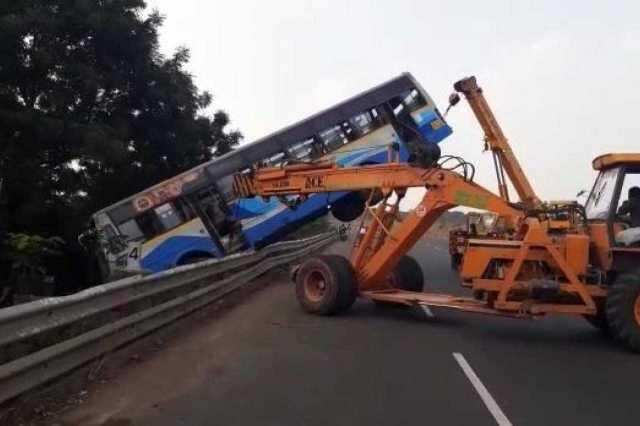 பயணிகளுடன் சாலையோர பள்ளத்தில் கவிழ்ந்த அரசு பேருந்து..! அலறிய பயணிகள் பயணிகளுடன் சாலையோர பள்ளத்தில் கவிழ்ந்த அரசு பேருந்து..! அலறிய பயணிகள்