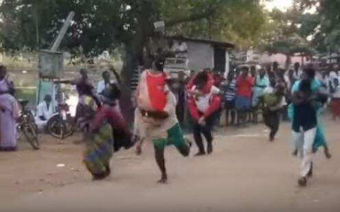 மனைவியை தூக்கி கொண்டு மூச்சிரைக்க ஓட்டம்! வினோத போட்டி !!