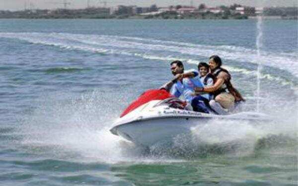 காதலர் தினம்! களை கட்டிய முதலியார் குப்பம் படகு குழாம்!