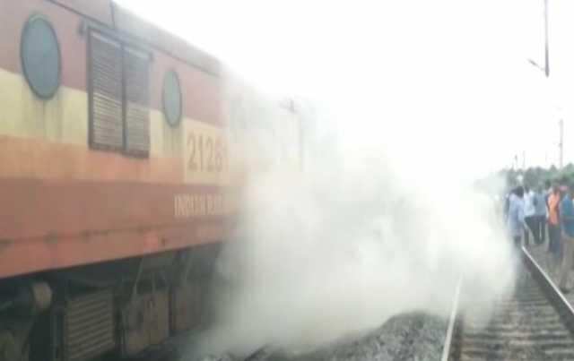 திருப்பதி எக்ஸ்பிரஸ் ரயில் இன்ஜினில் தீ விபத்து