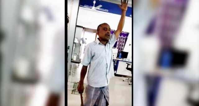 EMI செலுத்துவதில் பிரச்னை.. பைனான்ஸ் நிறுவனத்தில் அரிவாளுடன் வந்து மிரட்டல்..! EMI செலுத்துவதில் பிரச்னை.. பைனான்ஸ் நிறுவனத்தில் அரிவாளுடன் வந்து மிரட்டல்..!