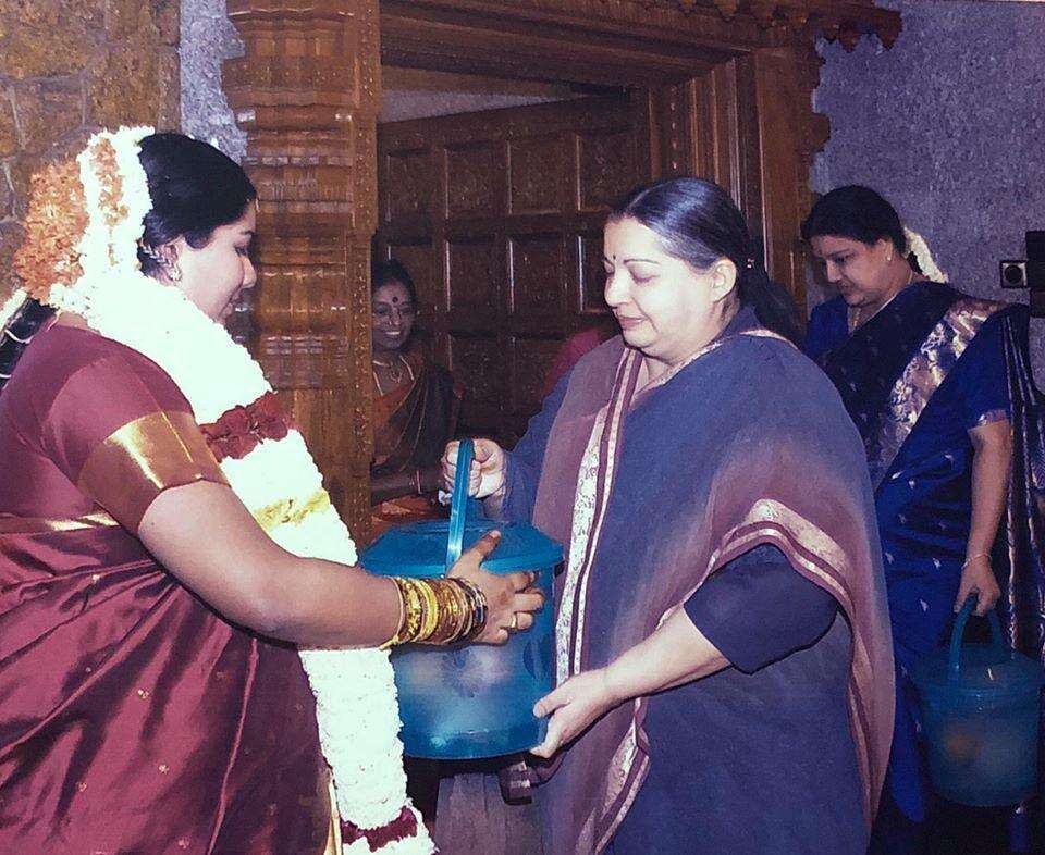 குழந்தைகளை கொஞ்சும் ஜெயலலிதா - புதிய படங்கள்