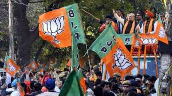 படுதோல்வியிலும் பாஜகவிற்கு ஒரேயொரு சந்தோஷம்! இனிப்பு கொடுத்து கொண்டாட்டம்!