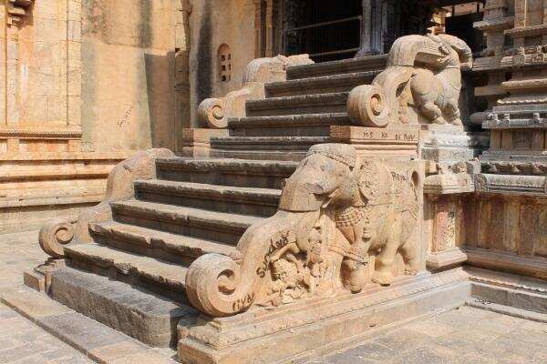 கோவில் வாசற் படியை ஏன் தொட்டுக் கும்பிட வேண்டும் ?