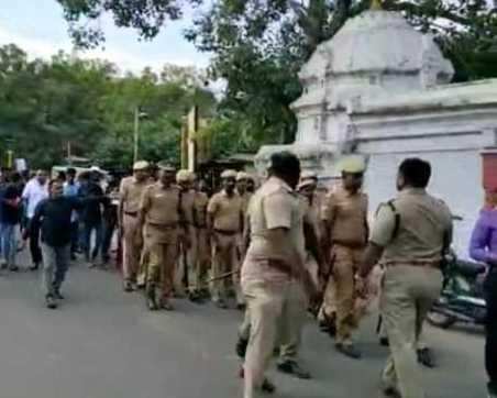 கொள்ளை வழக்கு தொடர்பாக விசாரிக்கச் சென்ற பெண் காவல் ஆய்வாளர் மீது தாக்குதல்..