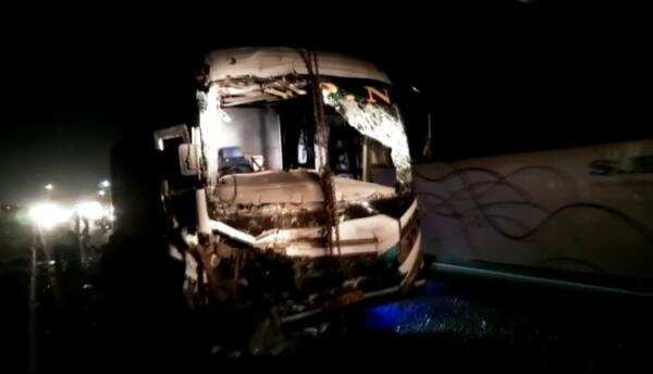 விபத்தை வேடிக்கைப் பார்த்துக் கொண்டிருந்தவர்கள் மீது மின்னல் வேகத்தில் மோதிய தனியார் பேருந்து - 4 பேர் பலி