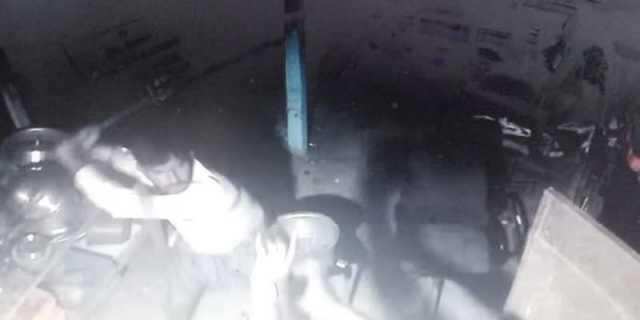 சரக்கு வேணும்.. போதையில் டாஸ்மாக் ஊழியரை தாக்கிய அதிமுக பிரமுகர்கள்!!