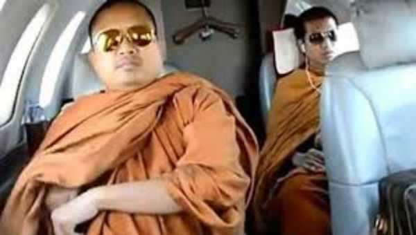 சென்னை விமான நிலையத்தில் அதிர்ச்சியளித்த புத்த துறவிகள்!!