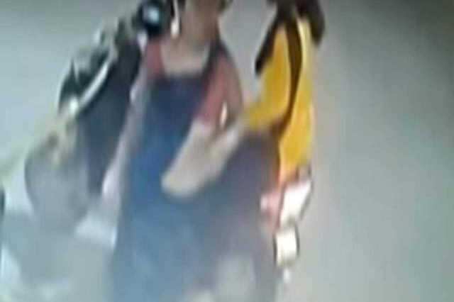 இளம்பெண்ணிடம் கத்தி முனையில் வழிப்பறி.. கணவருடன் சேர்ந்து மனைவியும் கைது..