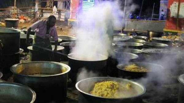 10,000 பேருக்கு பிரியாணி..150 ஆடு, 350 கோழி.. களை கட்டிய முனியாண்டி விலாஸ்திருவிழா!