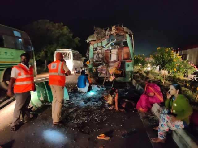 விபத்தை வேடிக்கைப் பார்த்துக் கொண்டிருந்தவர்கள் மீது மின்னல் வேகத்தில் மோதிய தனியார் பேருந்து - 4 பேர் பலி விபத்தை வேடிக்கைப் பார்த்துக் கொண்டிருந்தவர்கள் மீது மின்னல் வேகத்தில் மோதிய தனியார் பேருந்து - 4 பேர் பலி