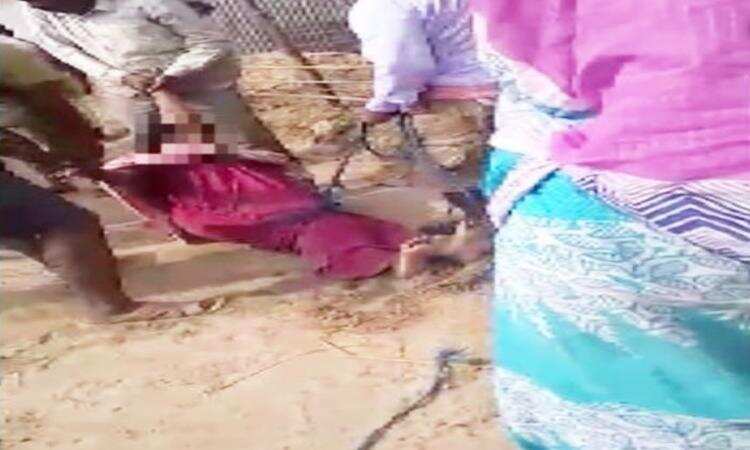 நடுரோட்டில் இழுத்து செல்லப்பட்ட ஆசிரியை! வைரலாகும் வீடியோ!