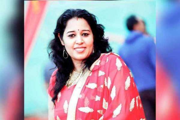 வீட்டுக்கு வராமல் வீதி வீதியாக சென்ற பாஜக பெண் பிரமுகர்! சுட்டுத்தள்ளிய கணவர்!