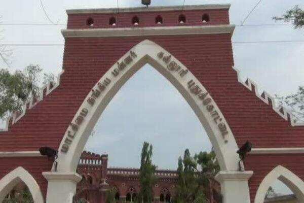 கல்லூரி மாணவர்கள் நள்ளிரவில் திடீர் போராட்டம்!!