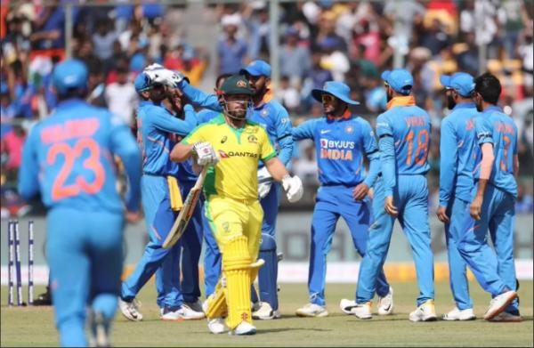 கையில் கருப்பு பட்டையுடன் விளையாடி வரும் இந்திய வீரர்கள்! நெகிழும் ஆஸ்திரேலிய அணி!