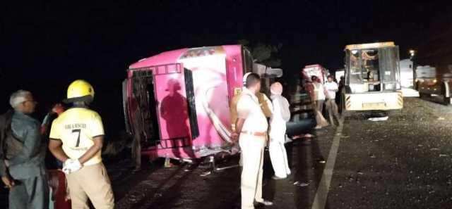 சாலையில் தலைகுப்புற கவிழ்ந்த சுற்றுலா வேன்.. வடமாநில பெண்கள் பலியான சோகம்..