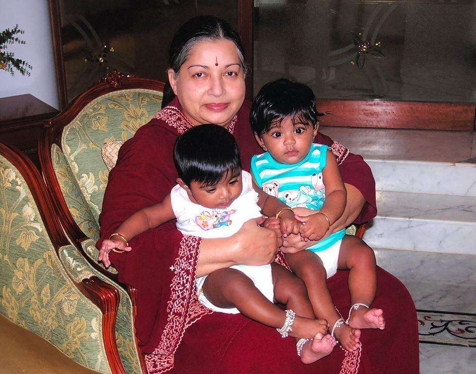 குழந்தைகளை கொஞ்சும் ஜெயலலிதா - புதிய படங்கள்