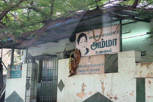 இனி, கூட்டமான இடங்களில் நடமாடும் அம்மா உணவகம்!! எடப்பாடி அரசின்  அதிரடி திட்டம்!!