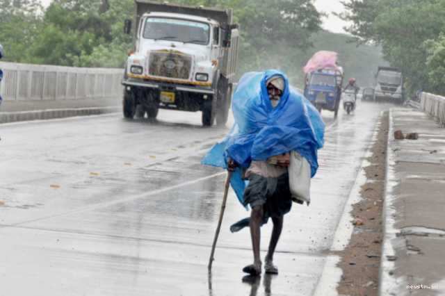 இந்த மாவட்டங்களில் இடியுடன் கனமழை! 50 கிமீ வேகத்தில் சூறாவளி காற்று! வானிலை மையம் எச்சரிக்கை!