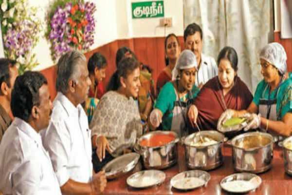 இனி, கூட்டமான இடங்களில் நடமாடும் அம்மா உணவகம்!! எடப்பாடி அரசின்  அதிரடி திட்டம்!!