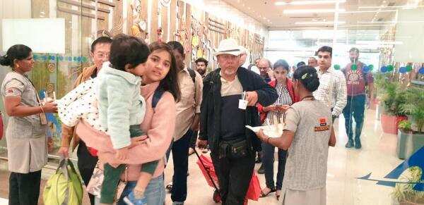 ஏர்போர்ட்டில் பயணிகளுக்கு சர்க்கரை பொங்கல் கொடுத்து அசத்திய சென்னை விமான நிலையம்