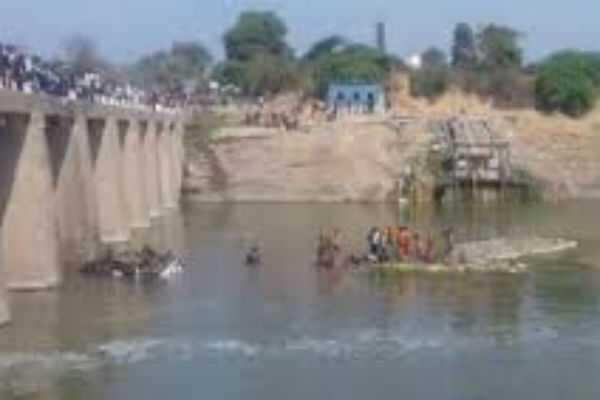 ஆற்றுக்குள் பேருந்து கவிழ்ந்த விபத்தில் 24 பேர் உயிரிழப்பு?