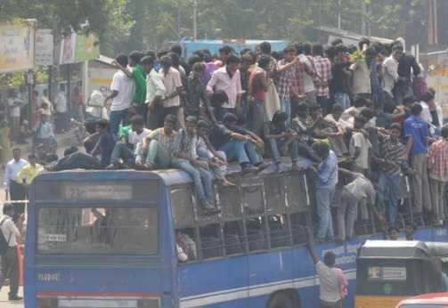 கத்தியுடன் பஸ் டே கொண்டாட்டம்!! மாணவர்கள் அட்டகாசம்!!