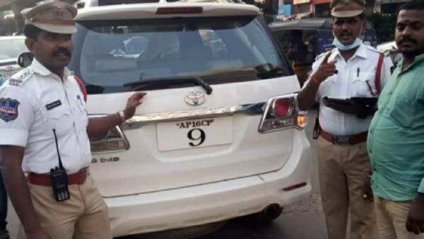 தாறுமாறு நம்பர் பிளேட்டுகளை ஒழிக்க அகிம்சை வழியை நாடும் போக்குவரத்து போலீஸ்..!