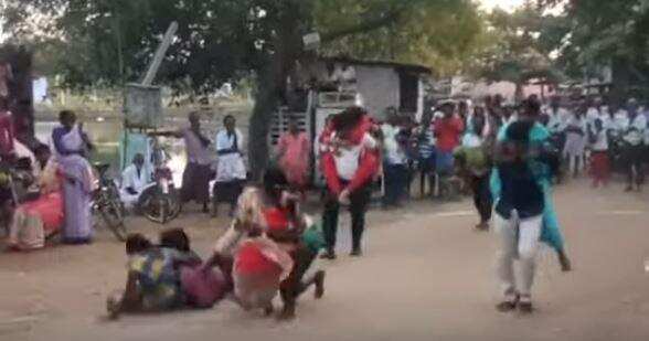 மனைவியை தூக்கி கொண்டு மூச்சிரைக்க ஓட்டம்! வினோத போட்டி !!