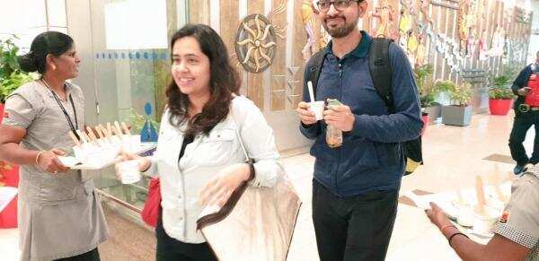 ஏர்போர்ட்டில் பயணிகளுக்கு சர்க்கரை பொங்கல் கொடுத்து அசத்திய சென்னை விமான நிலையம்