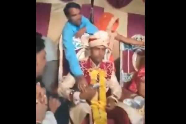 மணமேடையில் கெத்து காட்டிய மாப்பிள்ளை! மணப்பெண் செஞ்ச வேலையைப் பாருங்க! வைரல் வீடியோ!