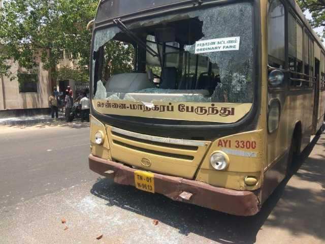 பஸ் கண்ணாடியை உடைச்ச ரூட் தல! போலீசில் சிக்கிய 30 கல்லூரி மாணவர்கள்!