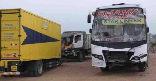 லாரி மீது அடுத்தடுத்து மோதிய 5 வாகனங்கள்.. மருத்துவனையில் உயிருக்கு போராடும் 30 பேர்..