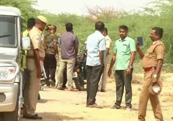 வீதியில் தலை இல்லாமல் கிடந்த இளைஞர் உடல்!! அலறிய மக்கள்.. தலையை தேடும் போலீசார்..