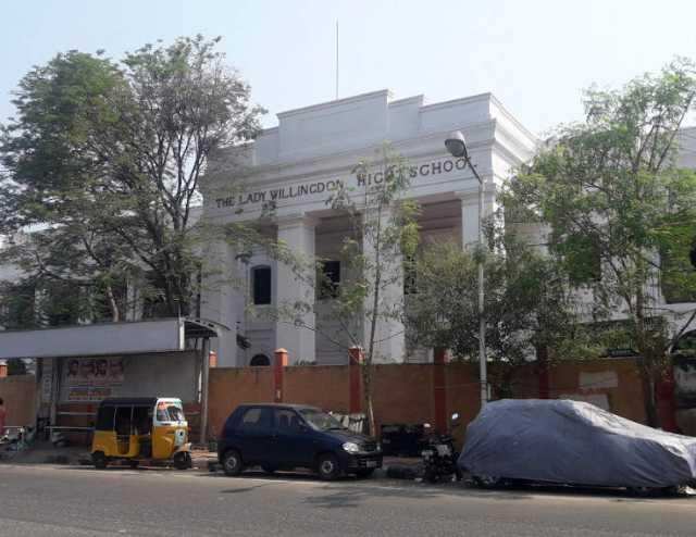 சம்பளப் பணத்தை அரசுப்பள்ளிக்கு வழங்கிய அதிமுக அமைச்சர்!