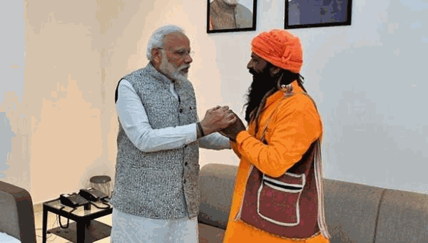 பிரதமர் மோடிக்கு திருமண பத்திரிக்கை!! ரிக்‌ஷா ஓட்டுநரை சந்தித்தார் மோடி!!