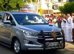 முதலமைச்சரின் காரை வழிமறித்த இருவர்  - கதிகலங்கிய காவல்துறை